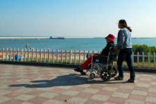 甘孜八旬老人推轮椅带老伴游中国(为了方便推轮椅带老伴出门)
