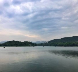 甘孜杭州自助游(杭州自助游旅游攻略)