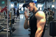 甘孜肌肉男模(肌肉男模拟器)
