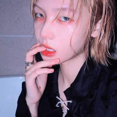 甘孜伴游女生樱花漫舞的资料